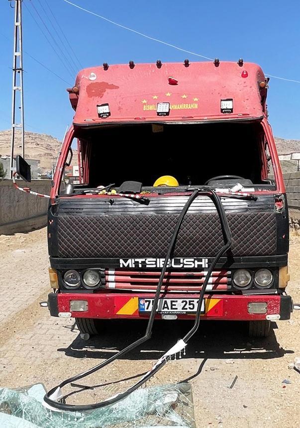Dicle elektrik ekibine saldırı! Direkleri tahrip ettiler