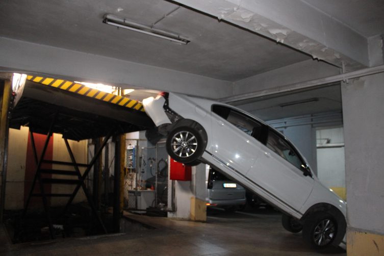 Görenleri şaşırtan kaza! Otomobil asansörlü otoparka sıkıştı