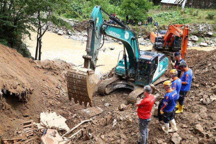 3 işçi zemini çöken fabrikanın altında kaldı! Kurtarma çalışmaları devam ediyor
