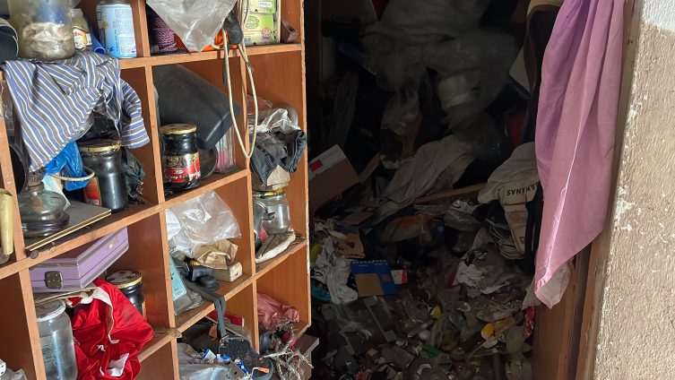 3 katlı binadan tonlarca çöp çıkarıldı