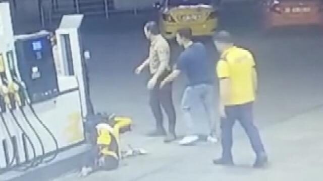 Akaryakıt istasyonu çalışanına meydan dayağı attılar!