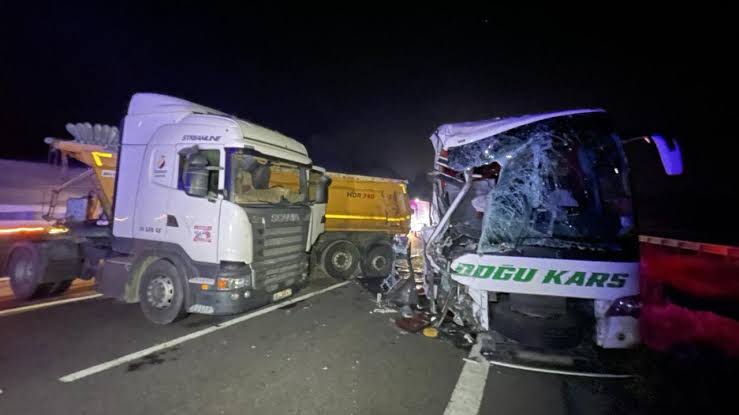 Anadolu Otoyolu’nda feci kaza! Çok sayıda yaralı var