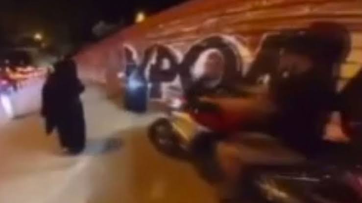 Bu kez iki motorcu yaratık çarşaflı kadınları hedef aldı!