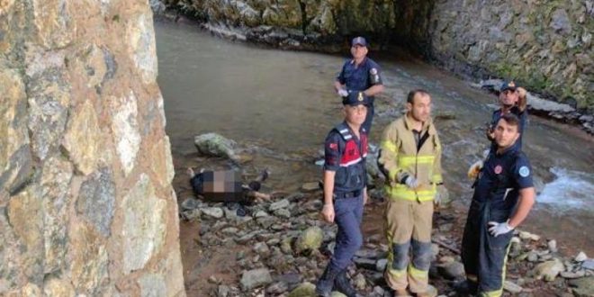 Cansız manken sandı, kadın cesedi çıktı!