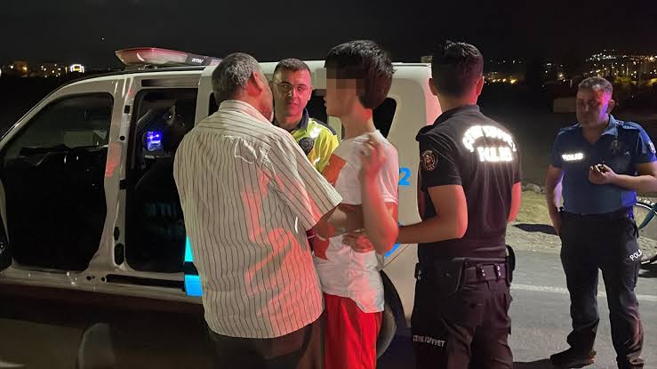 Halk otobüsünü kaçıran zihinsel engelli genç, ekipleri harekete geçirdi