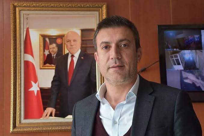 Hınıs Belediye Başkanı kürsüde kalp krizi geçirdi