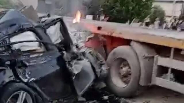 İzmir’de feci kaza! Otomobil tırın dorsesine ok gibi saplandı
