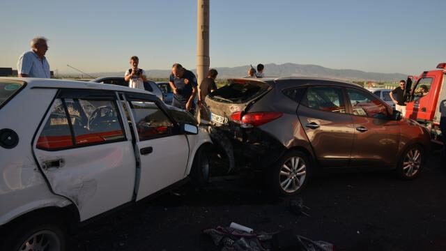 Kazayı görüp duran otomobile başka araç arkadan çarptı