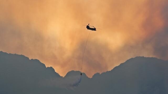 Kemer’de gece görüşlü helikopterlerle söndürme çalışmaları devam ediyor