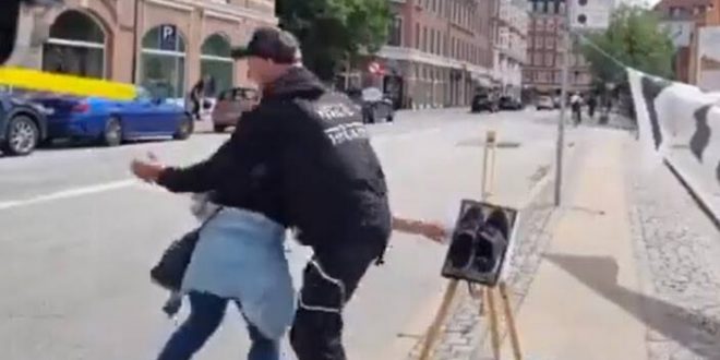 Kur'an-ı Kerim'in yakılmasını engellemek isteyen kadına polisten sert müdahale!