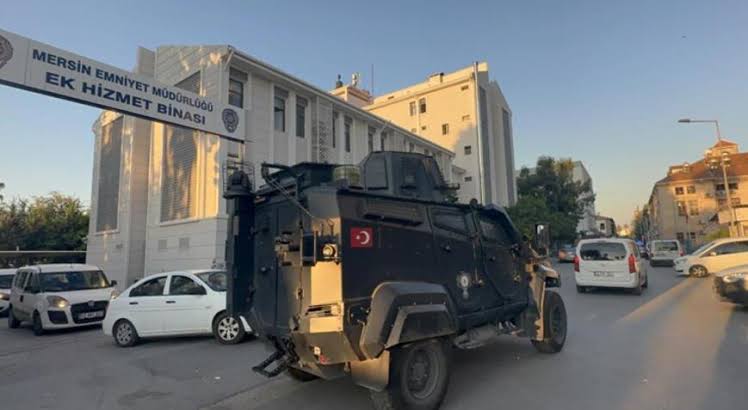 Mersin’de şafak vakti operasyon! 74 gözaltı