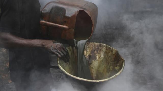 Nijerya’da binlerce litre çalıntı petrole el konuldu