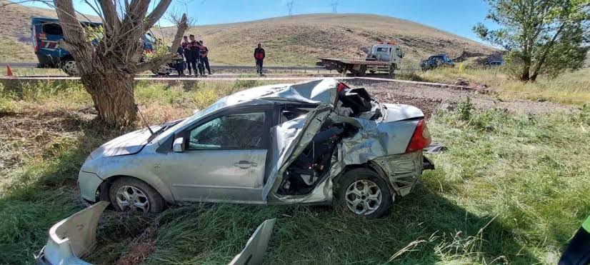 Sivas’ta korkunç kaza! Ağaca çarpan araçta 1 yaşındaki bebek öldü