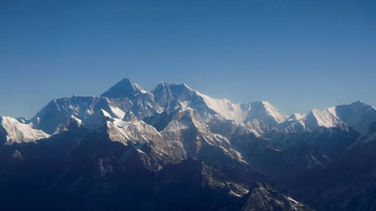 Turistleri taşıyan helikopter Everest Dağı’nda düştü: 5 ölü