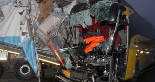 Yolcu otobüsü tıra çarptı: 1 ölü, çok sayıda yaralı var!