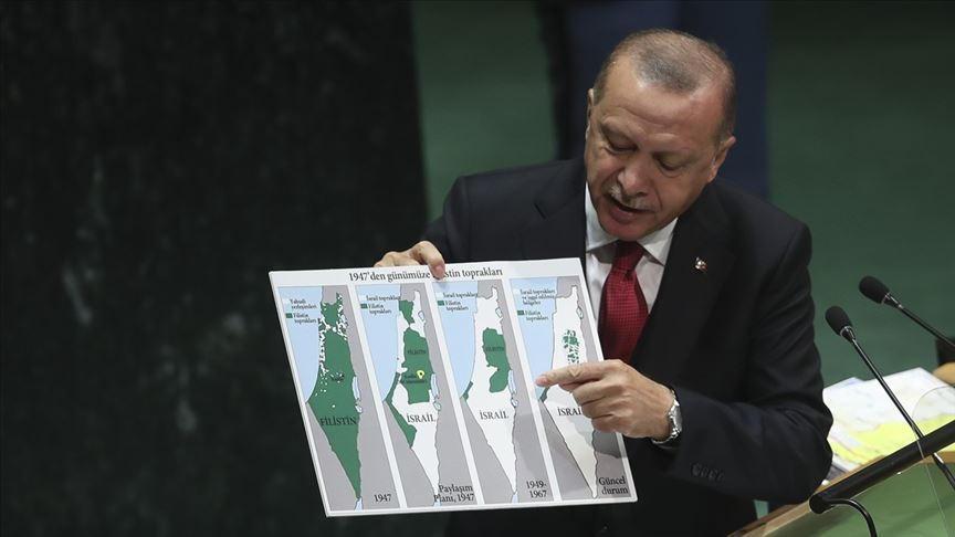 Cumhurbaşkanı Recep Tayyip Erdoğan, devamlı olarak Filistin davasını dünyanın gündemine taşıyor. Erdoğan, 2019'da gerçekleşen Birleşmiş Milletler (BM) 74'üncü Genel Kurulunda 1947'den günümüze Filistin topraklarını yansıtan haritayı gösteriyor.