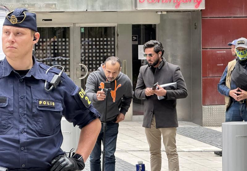 Kur'an-ı Kerim'e yapılan saygısızlığa karşı çıktı, polis susturdu! Kur'an-ı Kerim'e yapılan saygısızlığa karşı çıktı, polis susturdu!