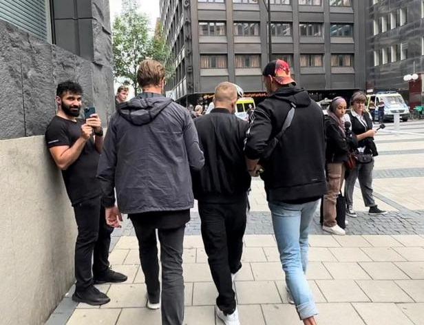 Kur'an-ı Kerim'e yapılan saygısızlığa karşı çıktı, polis susturdu! Kur'an-ı Kerim'e yapılan saygısızlığa karşı çıktı, polis susturdu!