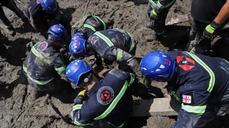 Gürcistan’da tatil beldesinde toprak kayması sonucu 11 kişi hayatını kaybetti