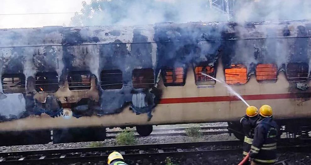 Hindistan’da trende yangın çıktı; 10 kişi öldü
