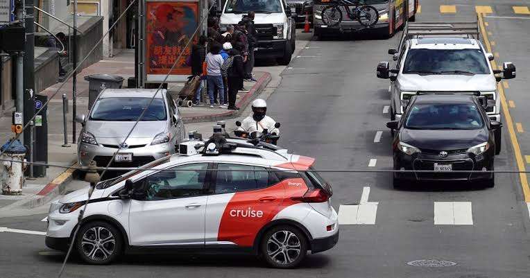 İnternet bağlantısı kesilen robot taksiler trafiği birbirine kattı