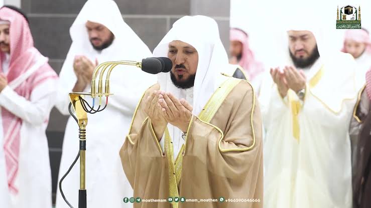Kabe imamı cuma namazını kıldırırken fenalaştı!