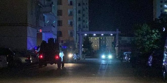 Kavgayı ayırmaya çalışan polis bıçaklandı