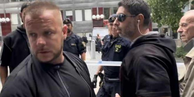 Kur'an-ı Kerim'e yapılan saygısızlığa karşı çıktı, polis susturdu!