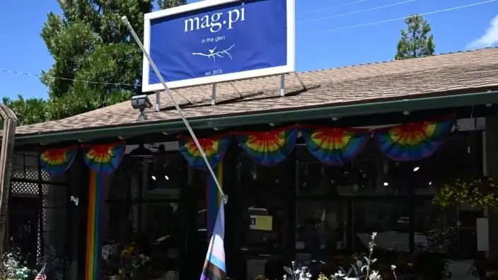 LGBT bayrağını asan işletme sahibini öldürdü