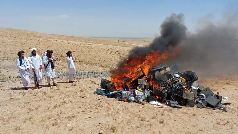 Taliban, müzik aletlerini yakarak imha etti