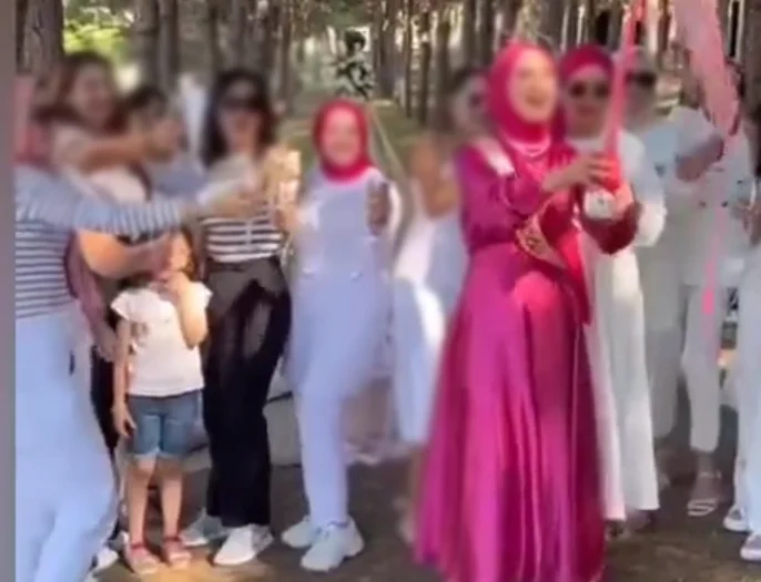 Yeni nesil ‘muhafazakar’ gelin alkolsüz şampanya patlattı!