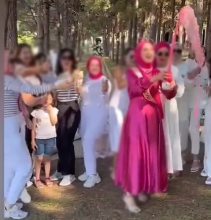 Yeni nesil 'muhafazakar' gelin alkolsüz şampanya patlattı!