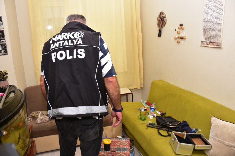 350 polisin katıldığı helikopter destekli uyuşturucu operasyonunda çok sayıda gözaltı!