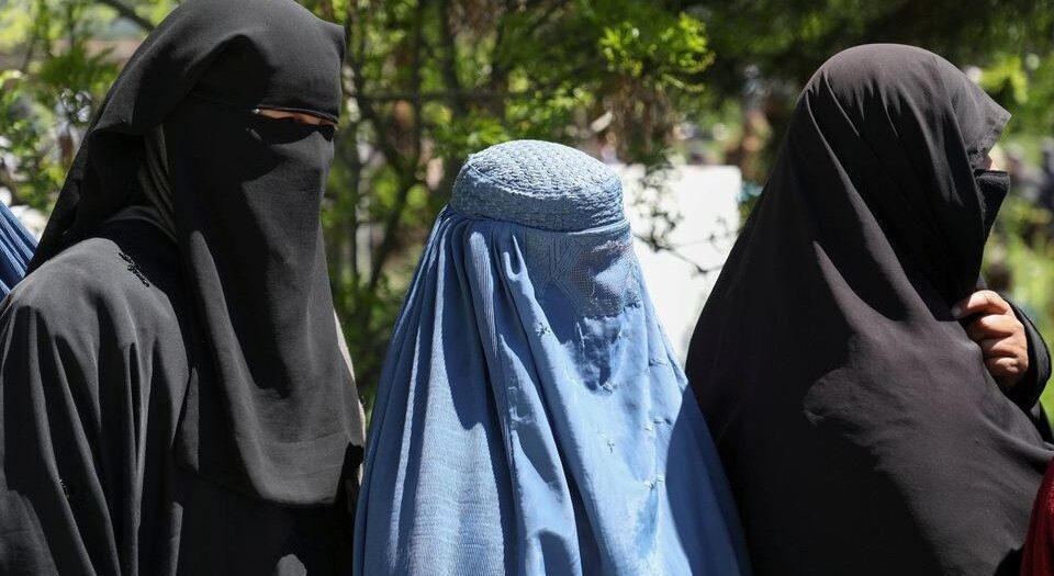 Fransa, 5 Afgan kadını Paris’e kaçırdı