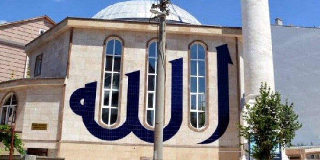 İslam düşmanlığının bir başka boyutu…”Allah’ın kültürlenmesini sağladım” diyerek paylaştı!