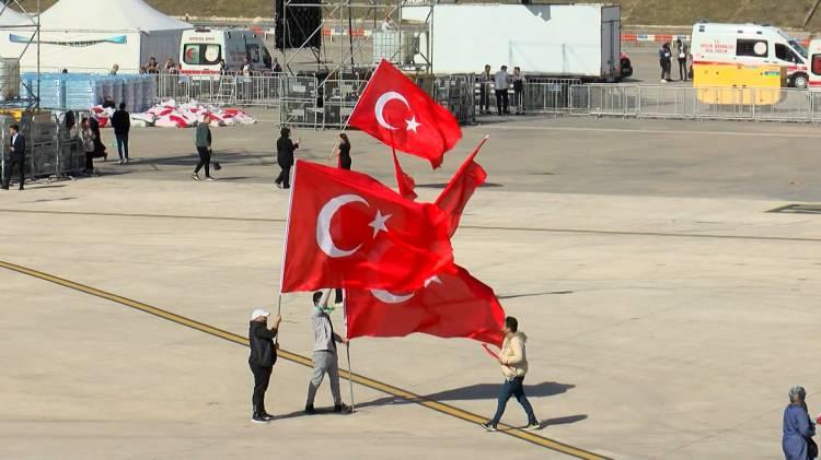 <p>Düzenlenen miting öncesi gazetecilere açıklamalarda bulanan AK Parti İstanbul İl Başkanı Osman Nuri Kabaktepe, tüm vatandaşları mitinge davet etti.</p>  