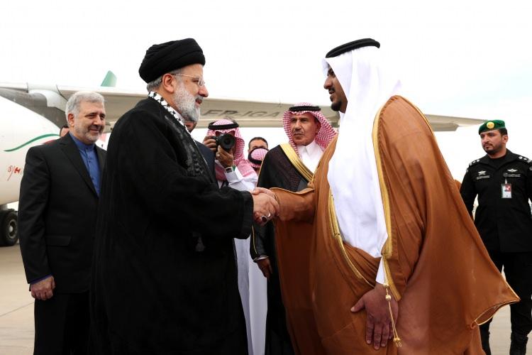 <p>İran Cumhurbaşkanı İbrahim Reisi de Gazze'deki durumu görüşmek için Suudi Arabistan'da yapılacak İslam İşbirliği Teşkilatı (İİT) Olağanüstü Zirvesi'ne katılmak üzere Riyad'a gitti. </p>  