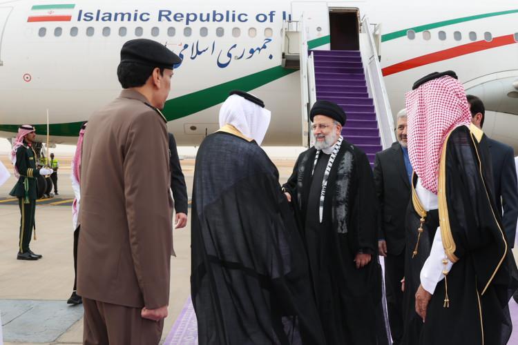 <p>Suudi yetkililer tarafından Riyad havalimanında karşılanan Reisi, Filistin'i sembolize eden kefiye ile uçaktan indi. Reisi'nin ziyareti, İran'dan Suudi Arabistan'a 11 yıl sonra cumhurbaşkanı düzeyinde ilk ziyaret oldu.</p>  