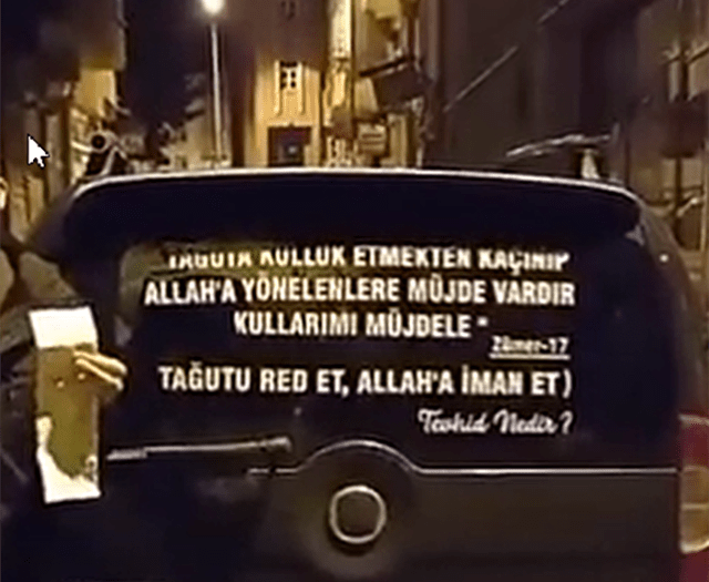 Skandal hareket! Allah’ın ayeti huzurlarını kaçırdı![Videolu]