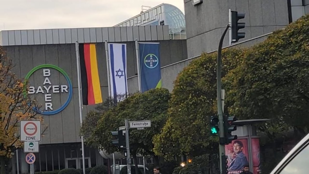 Bayer firması katil İsrail'in bayrağını astı