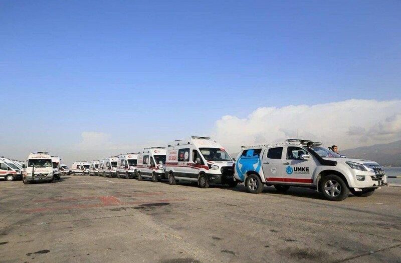 Türkiye’den gönderilen ambulanslar Refah sınır kapısına ilerliyor