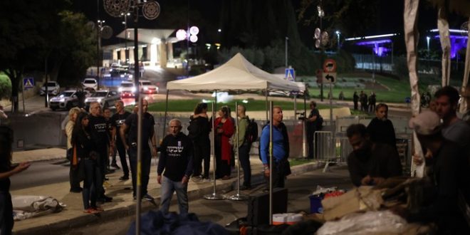 İşgalci İsrailliler Netanyahu'nun istifası için çadır kurdu