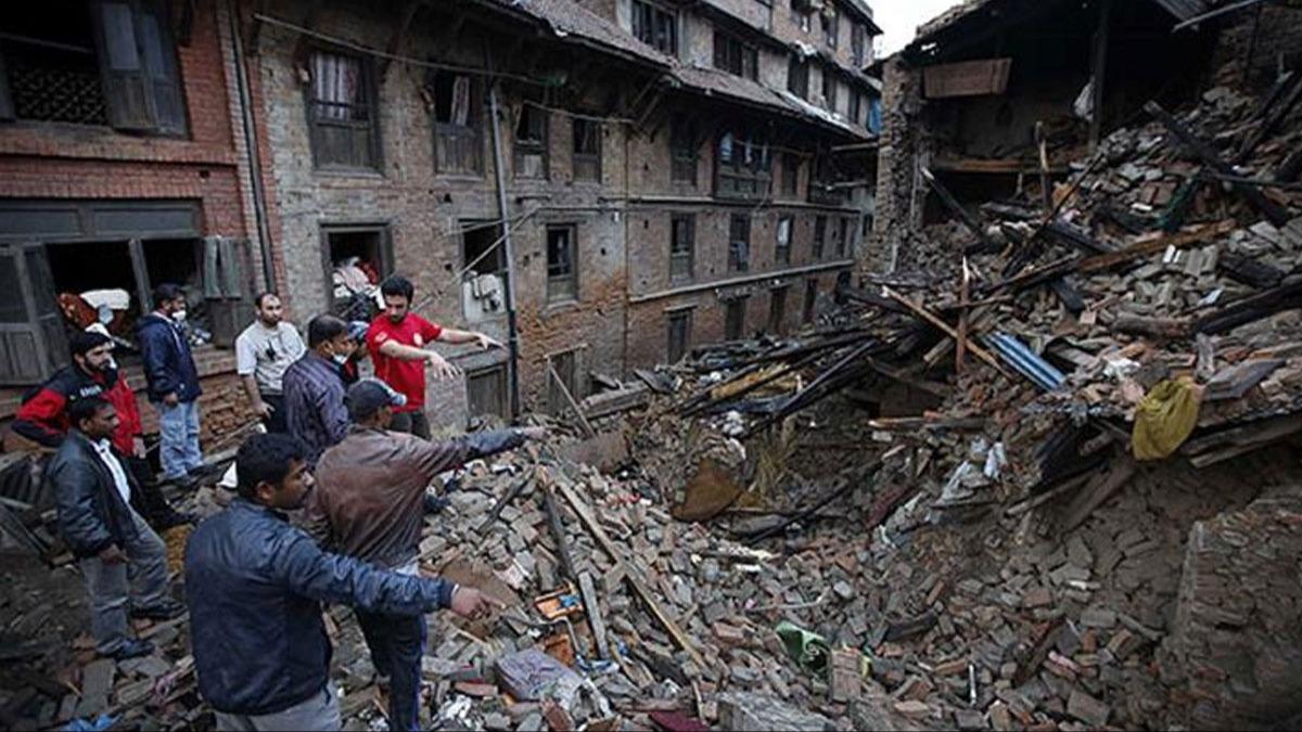 nepal-depremle-sarsildi-olu-ve-yaralilar-var-01