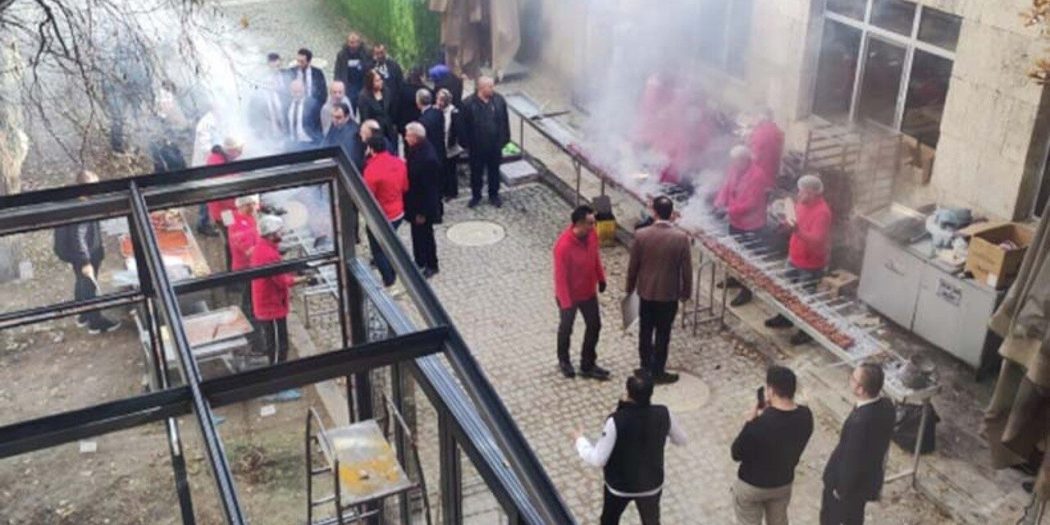 AKP’li vekillerden Meclis bahçesinde mangal keyfi!