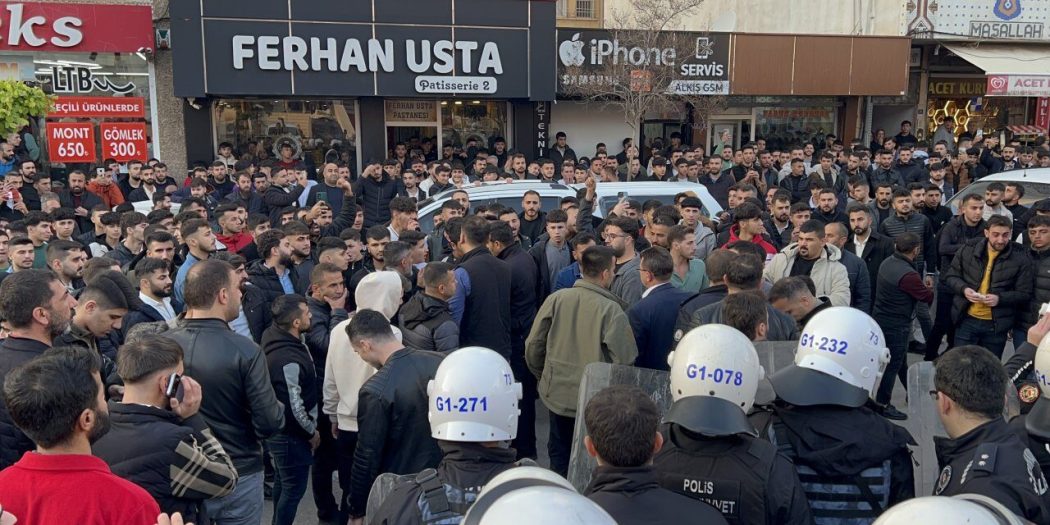 Şırnak’ta Kur’an-ı Kerim’i yırtan alçağı linç edilmekten polis kurtardı