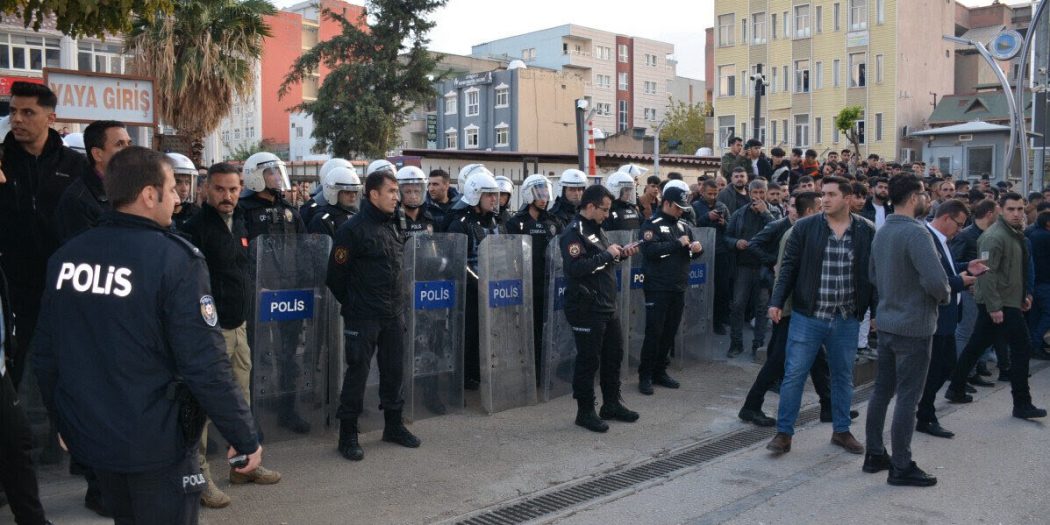 Caddede küfredip Kuran’ı Kerim yırttı! [Videolu]