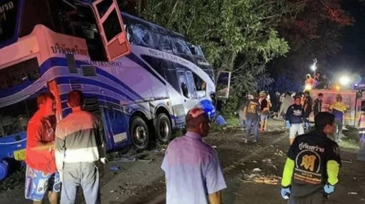 Otobüs ile kamyon çarpıştı, 25 kişi öldü!