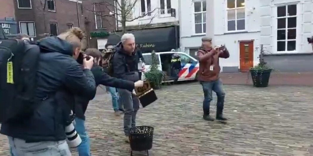 Polis Kur’an-ı Kerim yakanı değil, engelleyenleri jopladı! [Videolu]