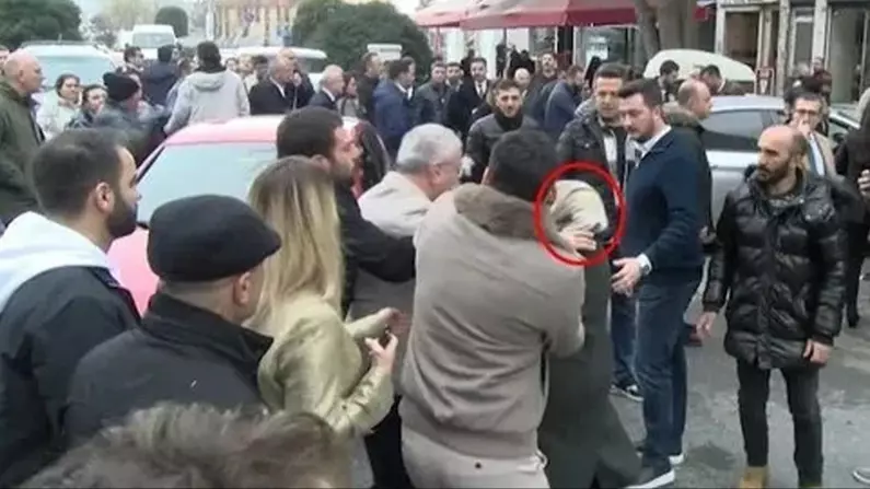 CHP’li isimden başörtülü kadına alçak saldırı [videolu]