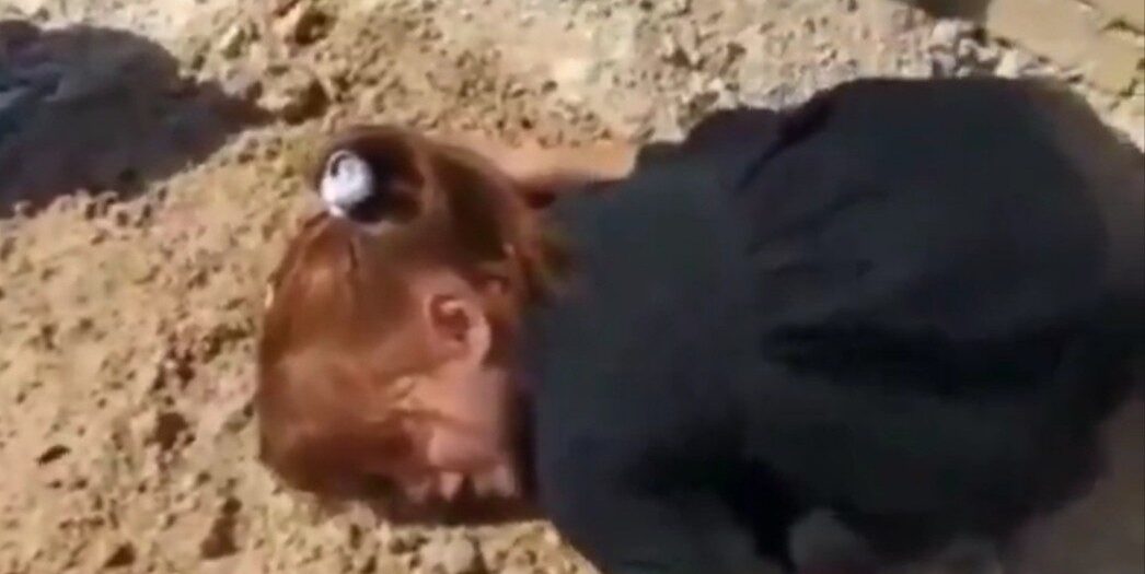 Küçük kız toprağa sarılarak ağladı: Ne olur çık!